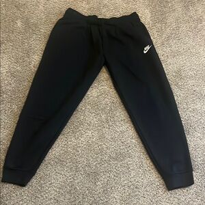 Women’s Large Nike Black Joggers with Tapered Fit and Fleece Fabric